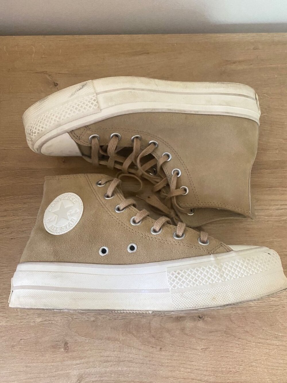 Converse Chuck Taylor All Star Womens Tan Suede High-Top Sneakers Size 7